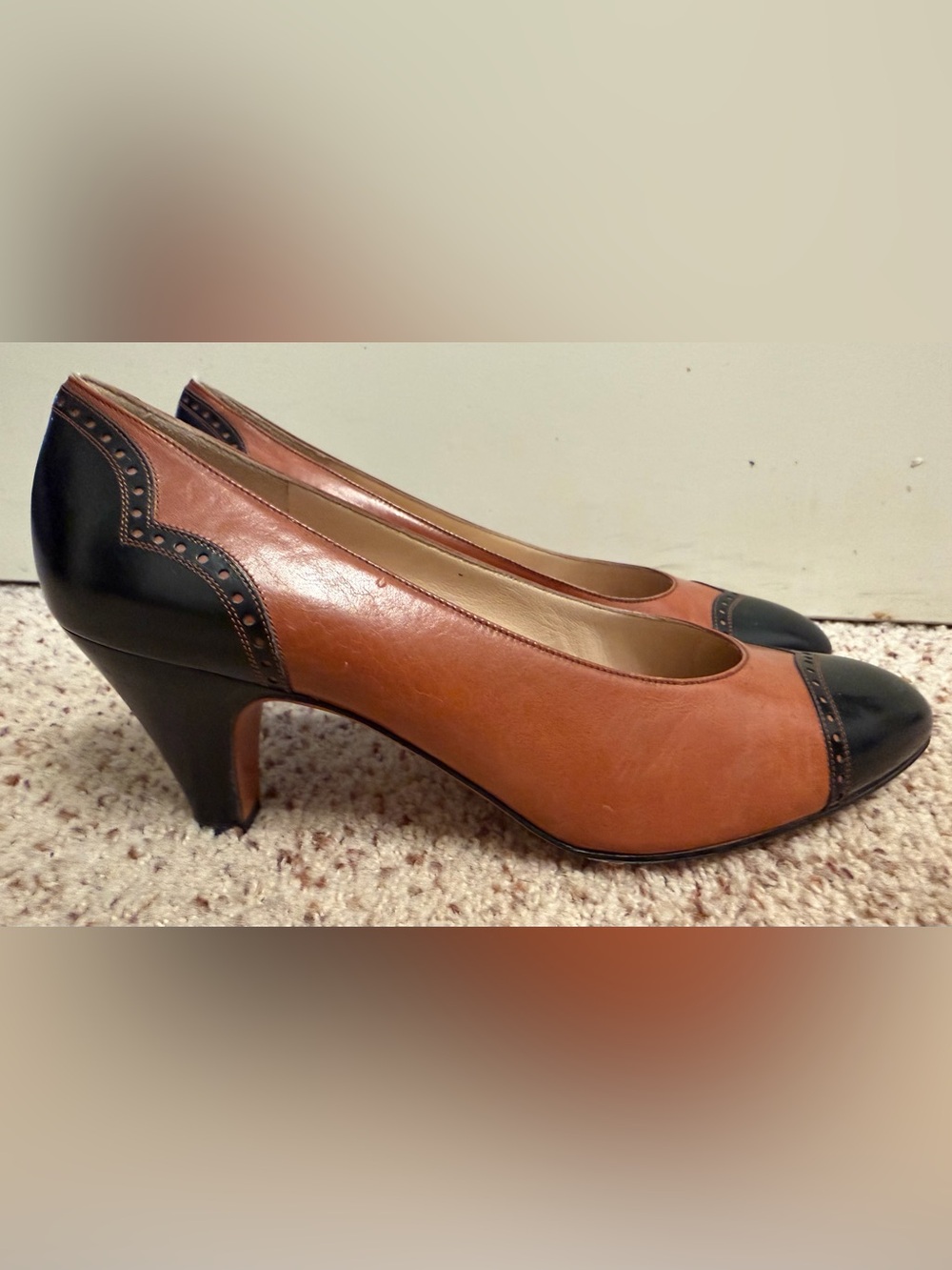 Vintage Salvatore Ferragamo Made in Italy Leather Pumps, Size 8C - Picture 3 of 10